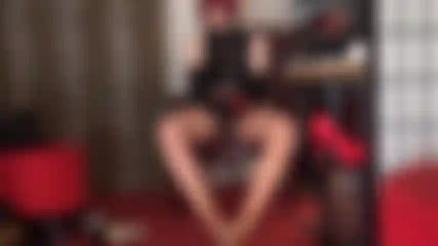 Dominação strapon, sph, pés, fetiche por meia-calça - o pau grande da amante vestida com uma linda meia vermelha te deixa excitado, mas assim que a amante veste uma meia-calça amarela escondendo seu enorme pau de náilon por baixo... Meu deus!