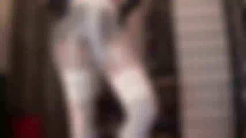 Meias brancas, meia-calça brilhante e um pau - a meia-calça brilhante da patroa te deixa louco por um pau. E se ela enfiasse um pau grande e grosso na meia-calça brilhante, te provocando com seu grande volume de náilon... Ah sim, você quer!