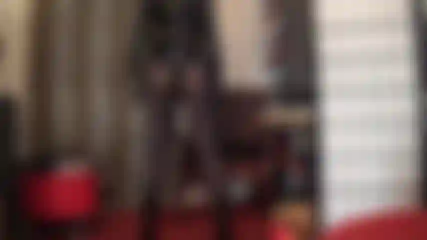 Empurrando sua enorme cinta-liga preta enquanto a patroa provoca com sua incrível bunda vestida com meia-calça e sua roupa justa de pvc preto brilhante.