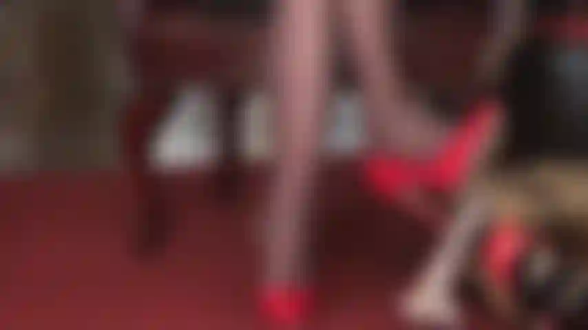 Saltos altos vermelhos no seu pau de escrava - é doloroso sentir o toque deles, não importa se suave ou áspero.