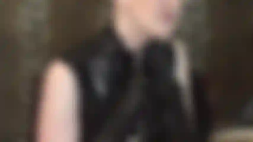 Um vestido sedutor com decote e zíper de pvc.