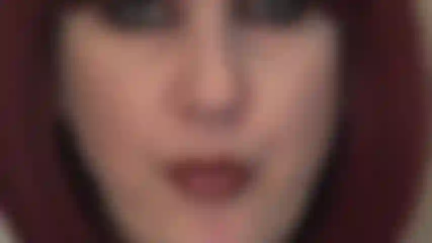 Fetiche por cuspe - beba minha saliva saborosa. Olhe fixamente nos meus olhos, abra a boca e beba o delicioso cuspe da minha amante.