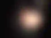 Uma bunda gostosa vestida com jeans de pvc brilhante e uma cinta-liga branca enorme. Essa vista faz você acariciar esse seu pintinho. A senhora demonstra sacudindo o salto fino da sua bota.