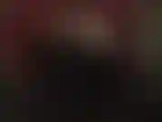 Luvas pretas de cetim são sua fraqueza.