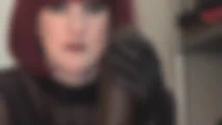 Acariciando um pau grande com luvas de couro.