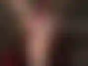 Pés e pernas descalços irresistíveis, tocados por luvas curtas de couro vermelho. Tão sexy!