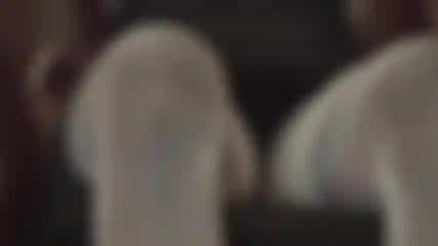 Meias-calças de seda e coxas finas provocadas por luvas de cetim - essa visão fará seu pau latejar, a meia-calça opaca é transparente o suficiente para dar uma olhada na calcinha da amante.