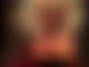 A senhora provoca o amante de borracha e pés com suas curvas sensuais em saia e meias transparentes.