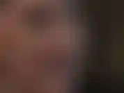 Lábios sensuais de batom escuro, fetiche por língua, hipnose bucal com jogo de cuspe.