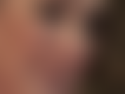 Admiro o belo rosto da minha amante em close-up. Seus lábios sensuais de batom vermelho provocantes, seus penetrantes olhos azuis olhando diretamente para a sua alma.