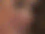 Admiro o belo rosto da minha amante em close-up. Seus lábios sensuais de batom vermelho provocantes, seus penetrantes olhos azuis olhando diretamente para a sua alma.