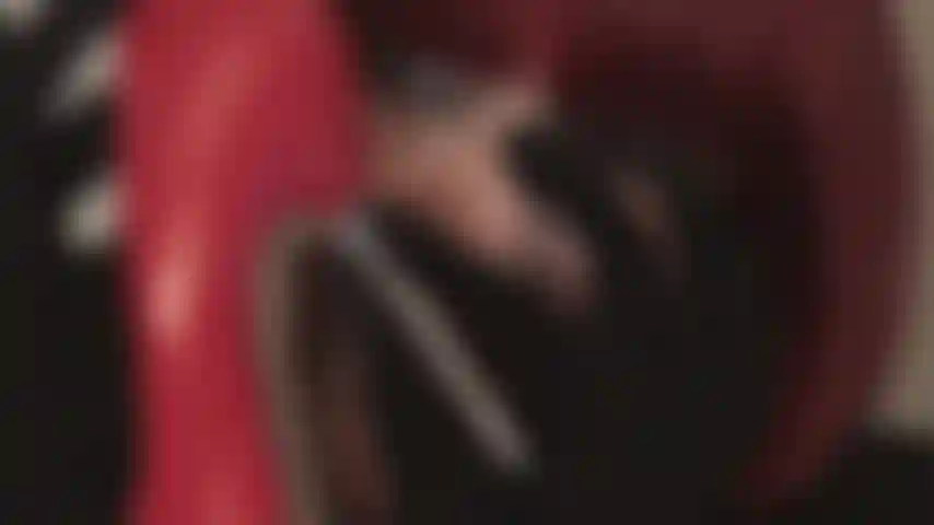 Lambendo saltos altos vermelhos brilhantes.