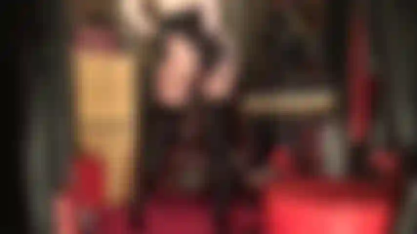 Deixando você louco com minhas curvas! - Botas altas e brilhantes até a coxa, meia-calça bege brilhante, body fio dental e luvas curtas sensuais que continuam tocando o corpo irresistível da patroa.