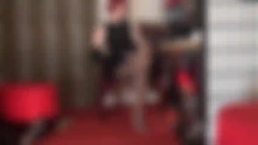 Minha pequena prostituta de náilon - a senhora te prendeu sem escapatória. Incapaz de resistir às suas pernas e meias, enquanto seu pau de escravo é drenado entre suas pernas cruzadas e em suas meias, uma bbc se aproxima por trás...