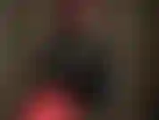 Camadas de látex - a patroa acrescenta uma blusa preta à sua roupa de borracha.