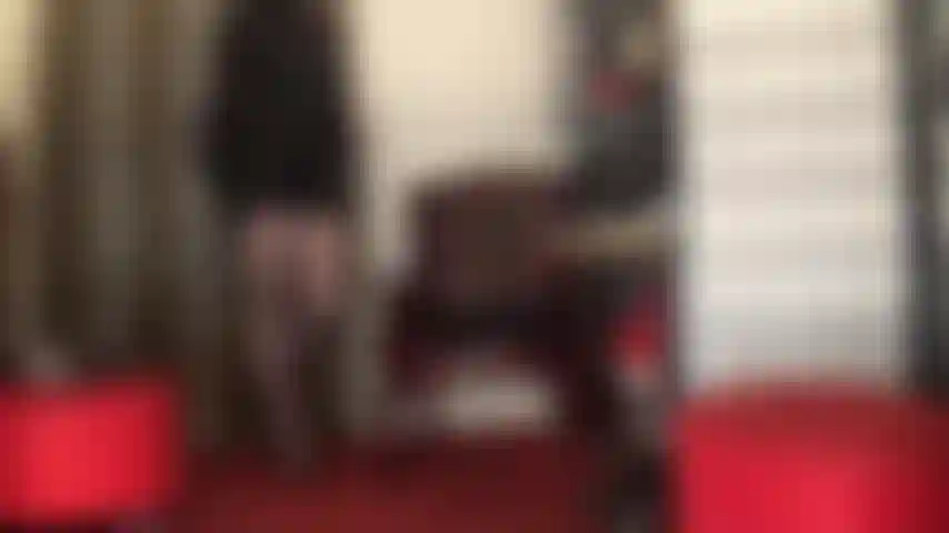 A sedução das meias-calças com costura - não há nada tão sedutor quanto a costura traseira de uma meia-calça preta transparente. A senhora sabe como te provocar com suas pernas incrivelmente longas e sua bunda em meia-calça.