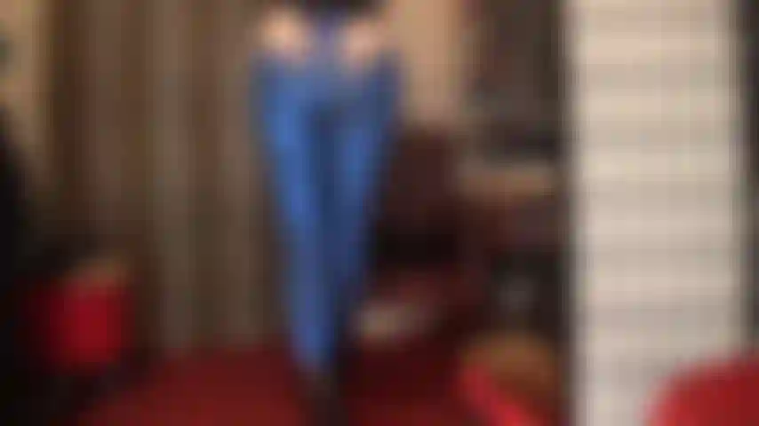 Adoradora do corpo, com leggings azuis metálicas e botas pretas de cano curto.