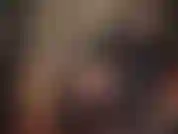 Adoradora do corpo - a amante exibe este body muito quente antes de trocar para uma blusa de cetim vermelho sedoso e calcinha de cetim de cintura alta com cinta-liga nas costas para o clássico visual vintage verdadeiro fetichista.