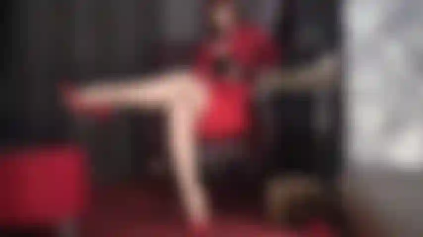 Senhora de nylon em vermelho ordena seu pau usando o poder de suas incríveis pernas cruzadas nos saltos mais altos. (Femdom, dominação, adoração de pernas, punheta, meia-calça, stilettos, salto alto, luvas de couro, luvas, blusa de cetim, dildo, ruiva).