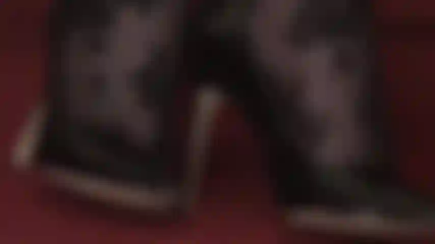 Apaixonada pelos saltos da minha amante - lindos e brilhantes sapatos de verniz preto que ela exige que você beije e lamba. Limpo-os de cima a baixo, sinto o cabedal escorregadio na sua língua, o salto deslizando na sua boca... Agora enfie seu pau entre o sapato e o pé e eu.