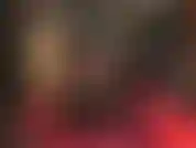 Que adora couro - botas de cano alto, meia-calça preta, minissaia curta de couro e jaqueta com luvas.