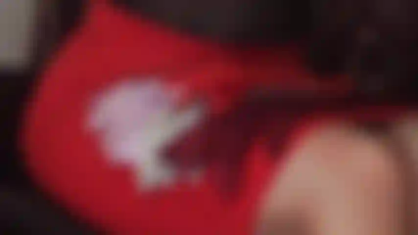 Seu vício por luvas de cetim sedoso - com a linda coleção de luvas macias da minha amante, ela provoca seu pau, suas bolas e sua bunda.