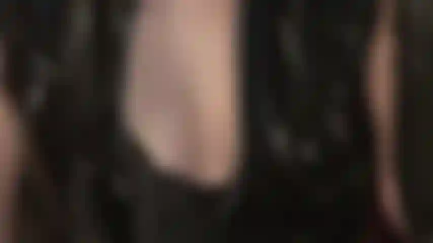 Você sonha com os seios incríveis da sua deusa... Observe-a provocar com o decote sexy no sutiã de renda preta.