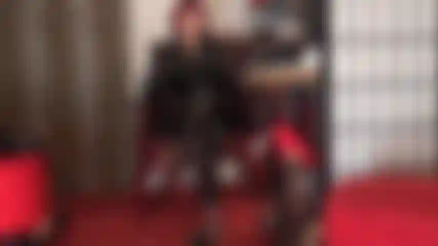 Vestida com um macacão preto brilhante de pvc, a amante transforma você em sua prostituta. Este pau foi feito para parecer irresistível pela amante vivian.