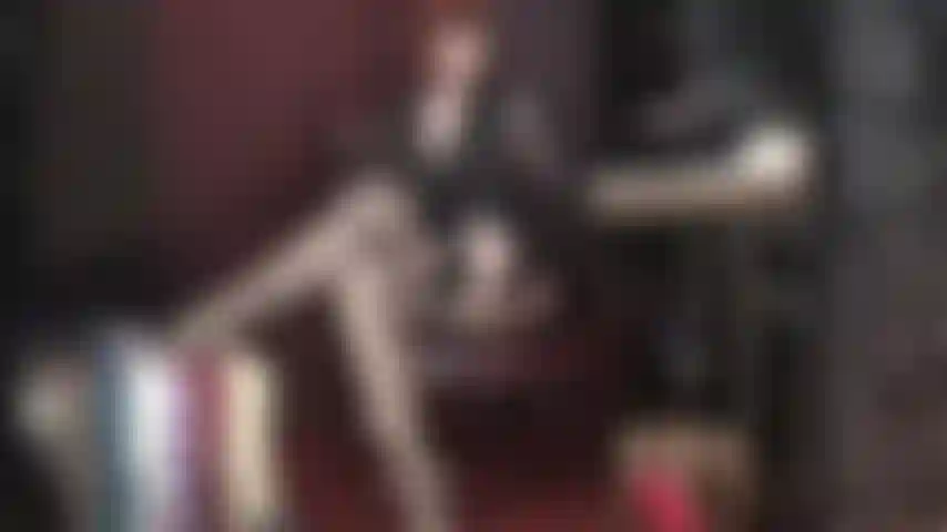 Adorando meias-calças eróticas femininas - a amante vivian mima os amantes de meias-liga e os leva ao paraíso do nylon puro. Sete pares de lindas meias de nylon brilhantes aguardam sua vez de acariciar as pernas maravilhosas da amante.