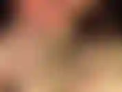 Vestido de látex branco, luvas e meia-calça brilhante, salto alto - vestida inteiramente de branco, a senhora vivian acrescenta um par de luvas de borracha brilhantes e escorregadias para provocá-lo.