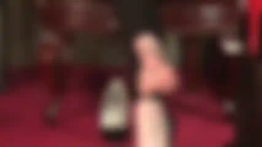 Adoro pés descalços, pisoteio um vibrador - depois que você cheirar meus pés suados, vou colocar todo o meu peso em seu pau e suas bolas, deixando você sentir esses incríveis pés descalços pisoteando você.