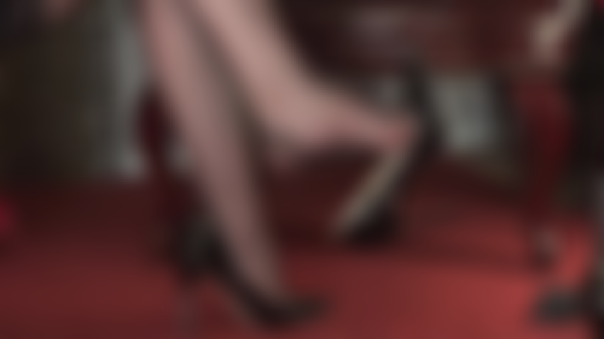 Jogo de sapatos descalços - uma linda vista lateral dos arcos altos da amante vivian em meias cubanas e pés descalços balançando sexy sapatos pretos.