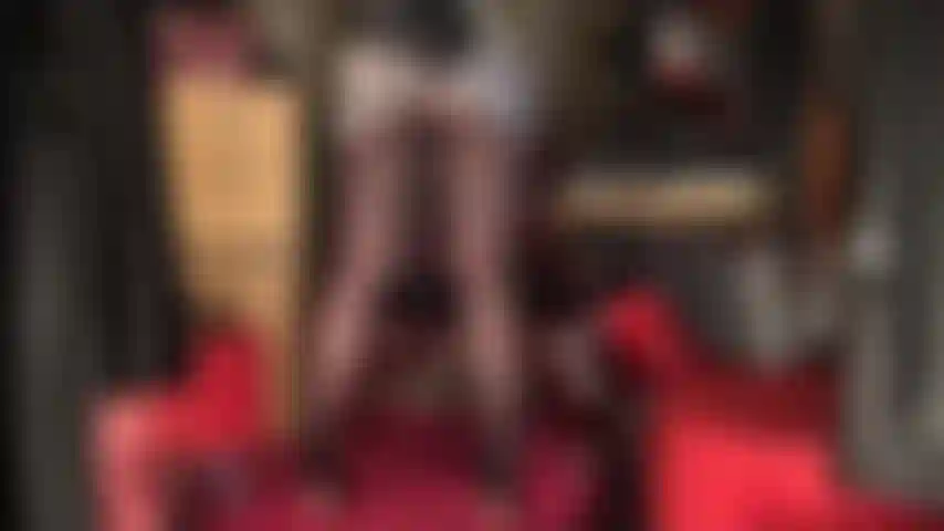 Provoco com minissaia de cetim prateado brilhante, fotos de saias curtas e adoro meia-calça.