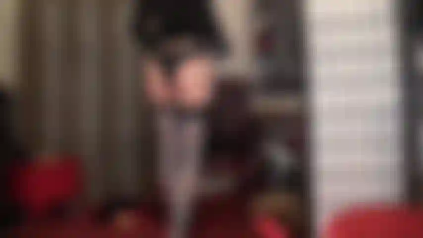 Meias cinza-azuladas brilhantes, meia-calça nude com botas de salto agulha azuis com cadarço.