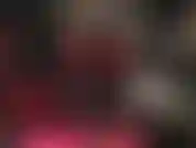 Sua deusa de látex acaricia uma cinta-liga bbc em suas mãos enluvadas de borracha...