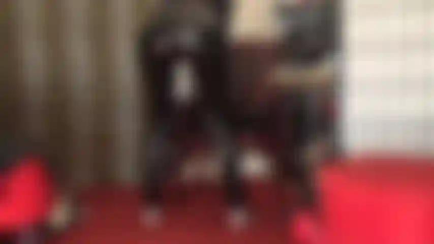 Bata seu pau na minha bunda usando uma calça jeans justa de pvc brilhante!