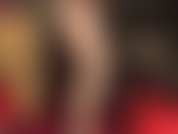 Provocadora de pernas, com meia-calça dourada extra brilhante, saltos altos e um pau preto de 8 polegadas com cinta-liga.