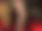 Provocadora de pernas, com meia-calça dourada extra brilhante, saltos altos e um pau preto de 8 polegadas com cinta-liga.