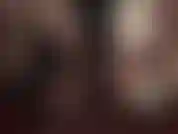 Punheta e salto alto provocam com saltos pretos e brancos e luvas.