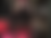 Com macacão de látex e cinta-liga. Venha aqui, meu chupador de rola, experimente meu pauzão preto e meus dedos cobertos de borracha.