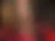 Com pernas de náilon brilhantes e incríveis, em meia-calça dourada brilhante.