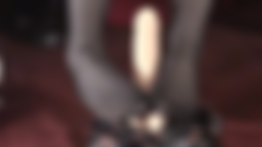 Punheta com os pés de meia-calça - a dona trata o seu pau dolorido de escravo com uma punheta de nylon preto. Fique tranquila, ela vai tirar até a última gota.