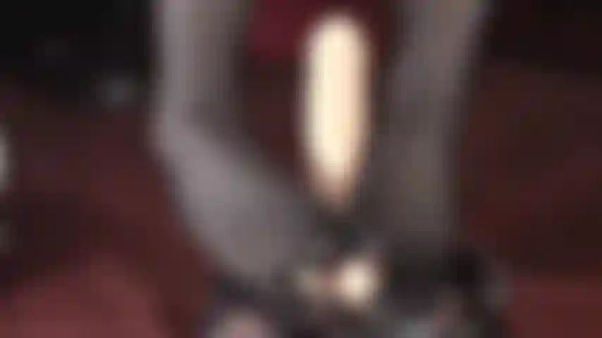 Punheta com os pés de meia-calça - a dona trata o seu pau dolorido de escravo com uma punheta de nylon preto. Fique tranquila, ela vai tirar até a última gota.