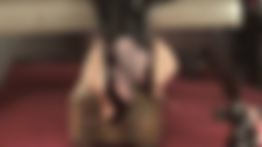 Tornozelos cruzados, adoração de salto alto e balançando - as leggings de couro envernizado tão brilhantes quanto os saltos de verniz pretos, a amante te deixa louco com suas brincadeiras com sapatos.