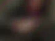 Você realmente ama jeans de pvc brilhante. Entregue-se ao seu fetiche com a amante vivian vestida elegantemente com peruca longa, óculos, pulseiras, lenço de seda, esmalte, beijando e lambendo a calça brilhante.