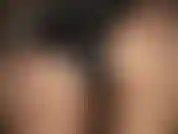 Faço facesitting - cheiro minha bunda em shorts wetlook e meia-calça brilhante.