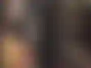 Adoradora da deusa do pvc - minivestido sexy de vinil, botas curtas, casaco de couro envernizado e luvas de couro. A senhora concede olhares sensuais sobre sua linda roupa brilhante.