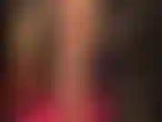 Uso meias e ligas de nylon vintage com costura nude, sapatos de salto alto sensuais, uma cinta-liga branca enorme e um longo casaco de couro preto.