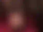 Com os dedos dos pés descalços aparecendo por trás de uns peeptoes brilhantes e sensuais, primeiro com uma plataforma pequena, depois um par de mules plataforma super altos e super sensuais. Tão gostosa.