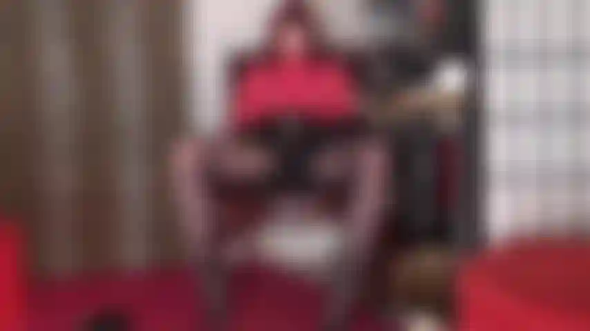 Seu pintinho é inútil. Por que ele deveria chamar atenção? Você quer um beijinho? Eu nunca beijaria um micro pinto desses! Do tamanho do meu dedo médio! Você vai servir um bbc!